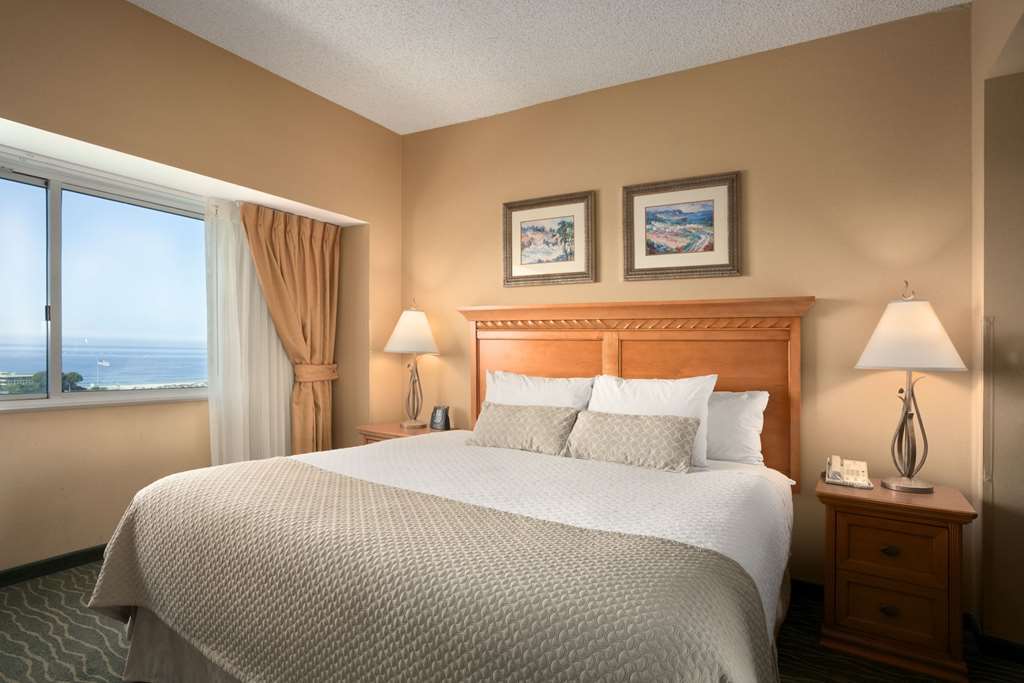 Embassy Suites By Hilton Monterey Bay Seaside Room photo